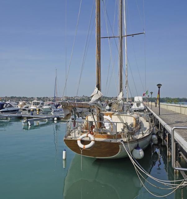 Voilier amarré dans un port sous un ciel dégagé.