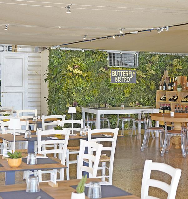 Restaurant convivial avec mur végétal et décor moderne.