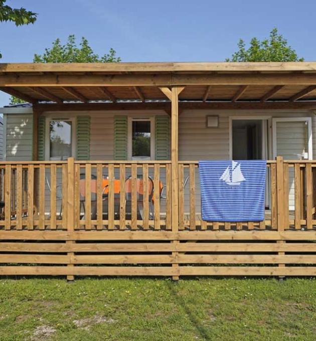 Houten veranda hut, blauwe handdoek hangt.